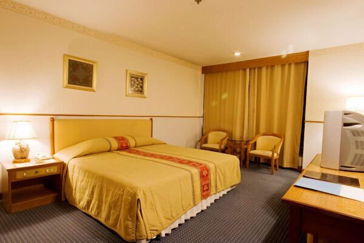 Deluxe kamer | Een kluis op de kamer, een bureau, extra bedden, gratis wifi