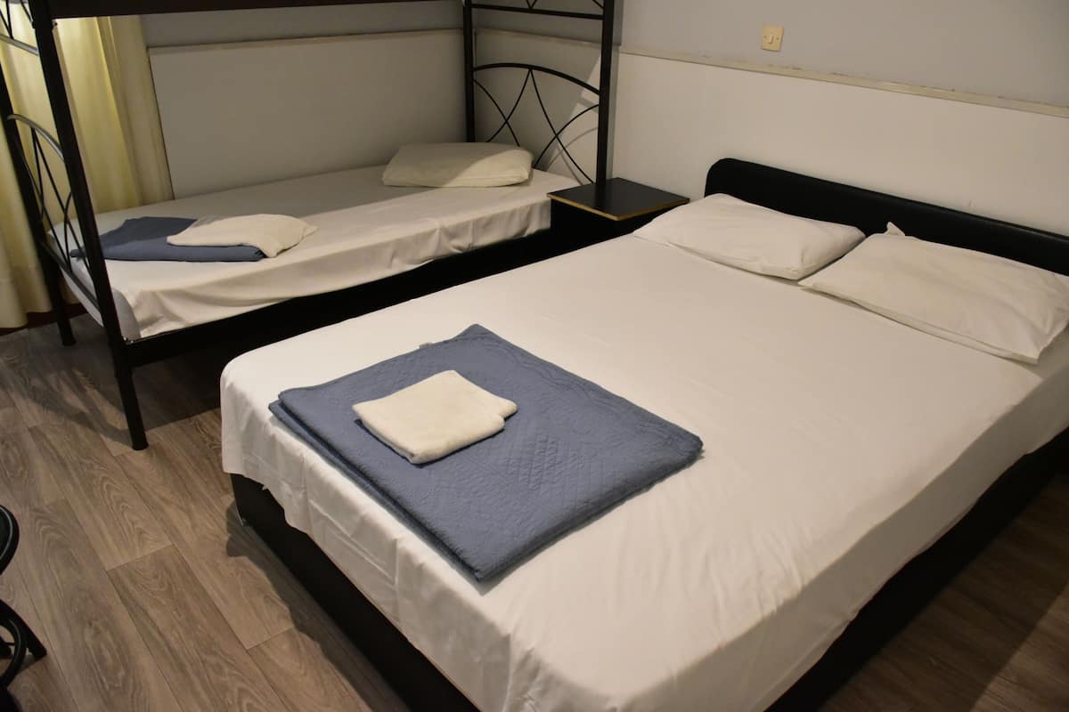 Habitación triple, varias camas | Caja de seguridad en la habitación, wifi gratis y ropa de cama