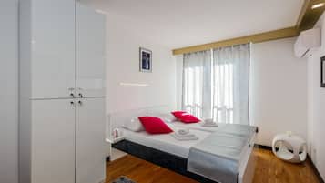 Escritorio, cortinas blackout, wifi gratis y ropa de cama