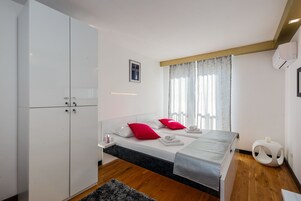 Escritorio, cortinas blackout, wifi gratis y ropa de cama