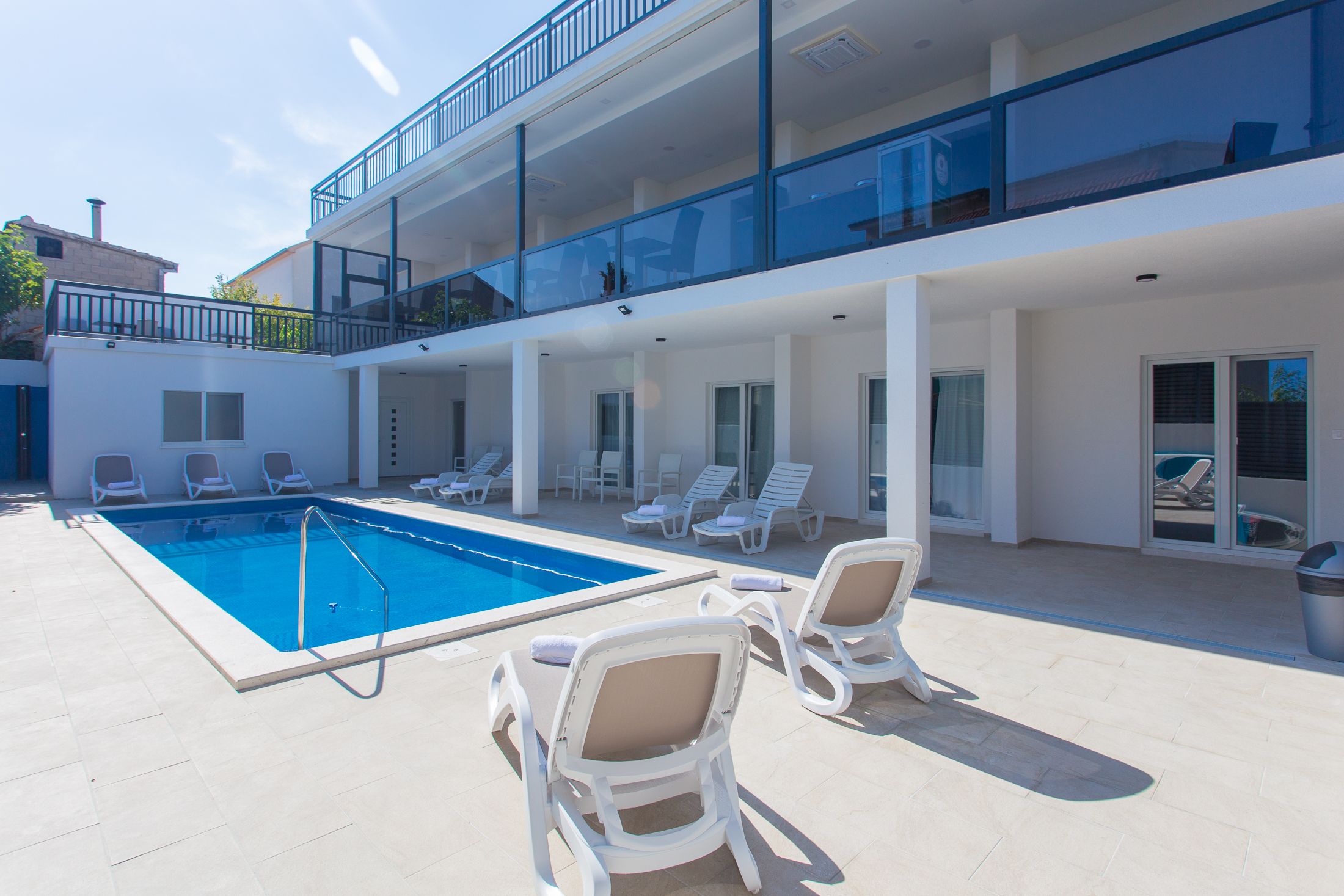 Una piscina al aire libre de temporada