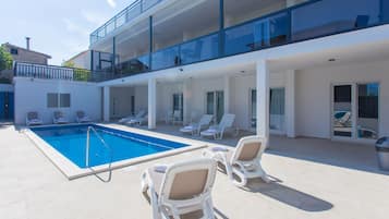 Una piscina al aire libre de temporada