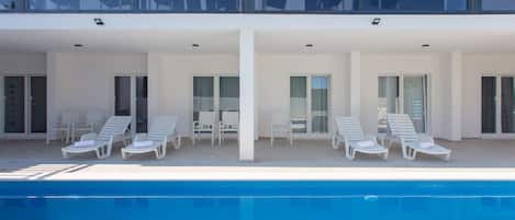 Piscine extérieure en saison