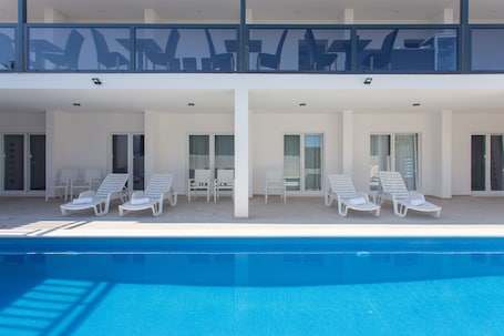 Seasonal outdoor pool. All Saints B&B Kastela