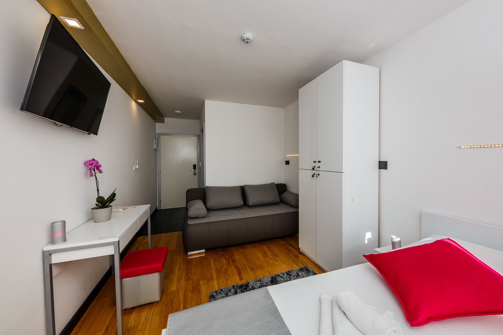 Escritorio, cortinas blackout, wifi gratis y ropa de cama 