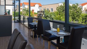 Petit déjeuner buffet servi tous les jours en supplément