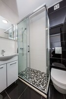 Ducha, artículos de tocador gratuitos, secador de pelo, toallas