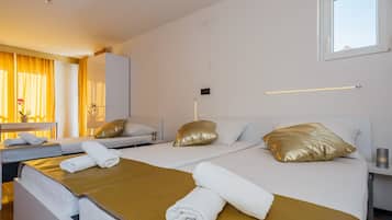 Escritorio, cortinas blackout, wifi gratis y ropa de cama