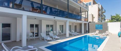 季节性开放的室外游泳池