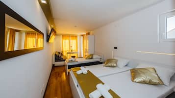 Escritorio, cortinas blackout, wifi gratis y ropa de cama