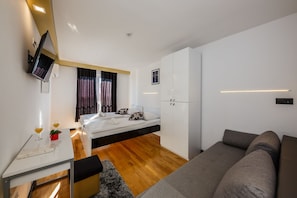 Chambre Standard Double ou avec lits jumeaux, 1 chambre, vue partielle sur la mer | Bureau, rideaux occultants, Wi-Fi gratuit, draps fournis