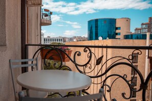 Habitación doble, baño compartido | Balcón