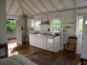 Fridge, microwave, stovetop, coffee/tea maker - Fire Fly Cottage (Westbury)
