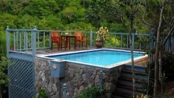 2 albercas al aire libre, sombrillas en la alberca y camastros