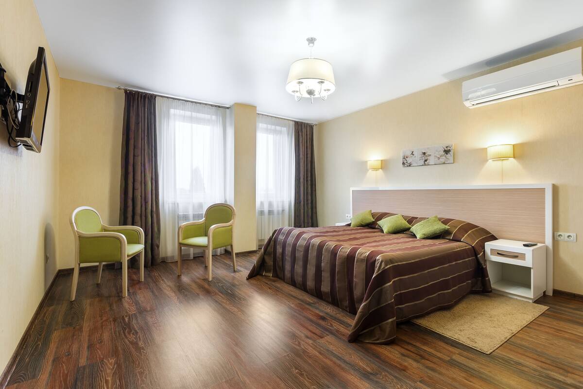 Apartamento empresarial, 2 quartos, cozinha | Roupas de cama premium, frigobar, cofres nos quartos, escrivaninha