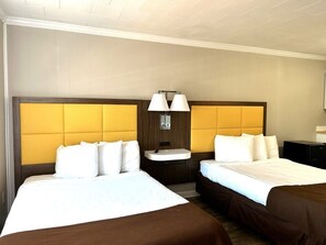 Quarto standard, 2 camas de casal | Wi-Fi de cortesia, roupa de cama