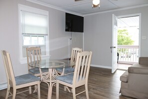 Appartement, 2 chambres (North Building) | Aire de séjour | Téléviseur de 55 po avec télévision par satellite