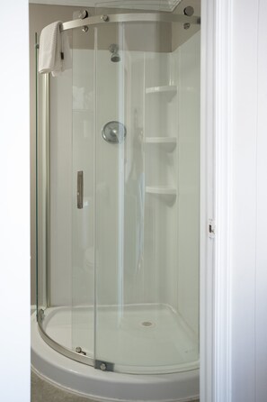 Main Bldg (13th Street), Pool Front Room | Bathroom | Towels - The Burgundy Inn (Ocean City)