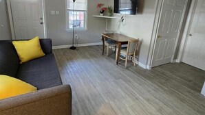 Appartement, 1 chambre | Coin séjour | Télévision de 55 pouces avec chaînes par satellite
