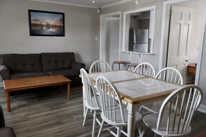 Apartamento, 3 quartos (North Building) | Área de estar | TV 55 polegadas com canais via satélite, serviços de streaming