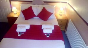 Basic Double Room, Ensuite | Free WiFi, bed sheets - The Middlegate Hotel (Pembroke)