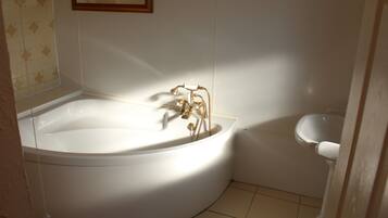 Twin Room, Ensuite | Bathroom | Free toiletries, hair dryer, towels, soap
