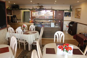 Desayuno completo los días de semana (GBP 10.95 por persona)