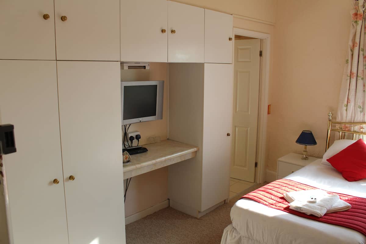 Habitación con 2 camas individuales, baño en la habitación | Wifi gratis y ropa de cama