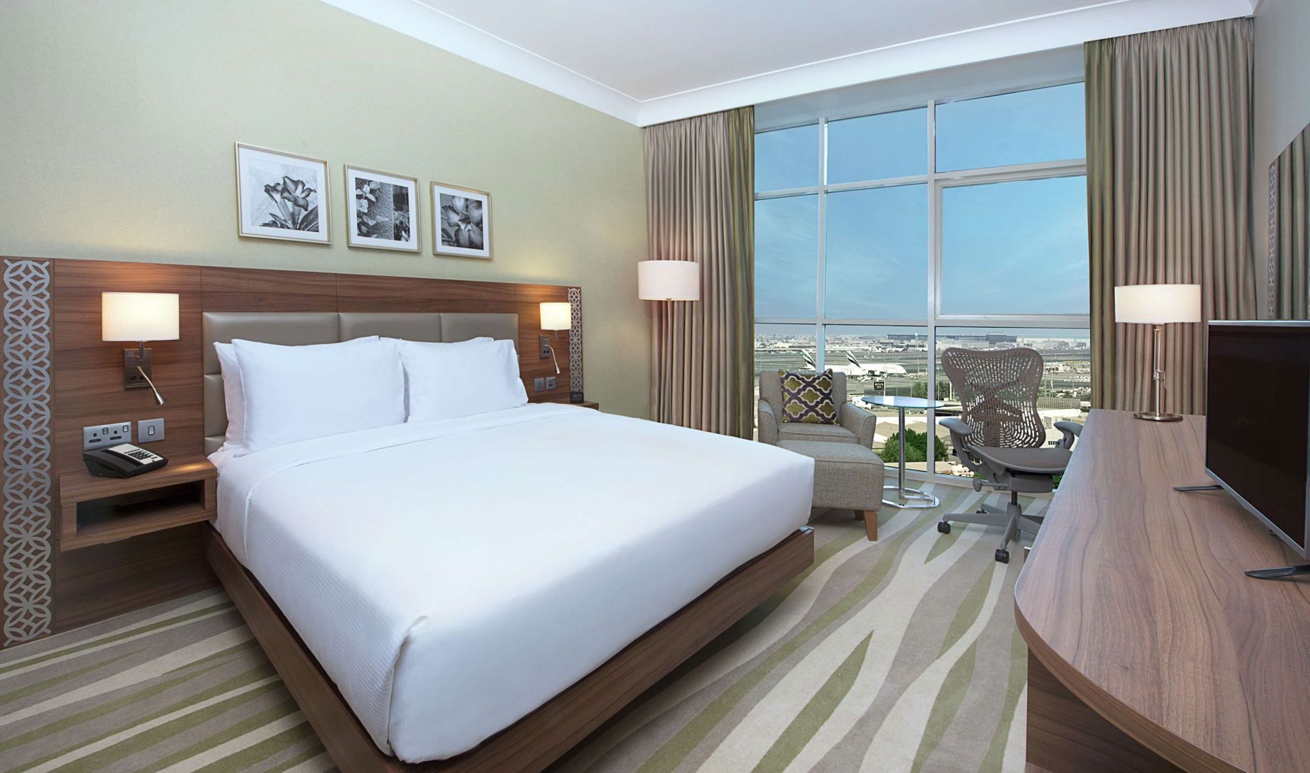 Ropa de cama de alta calidad y minibar 