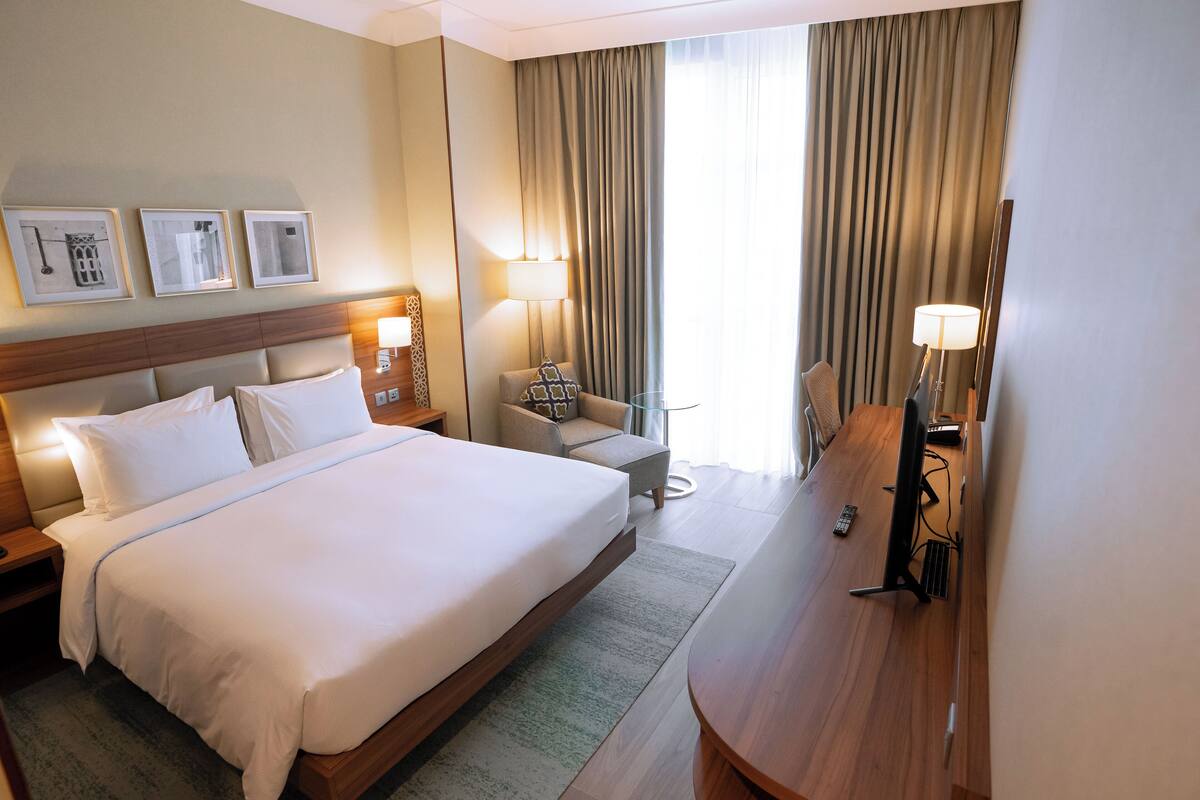 Seprai premium, minibar, brankas, dan meja kerja