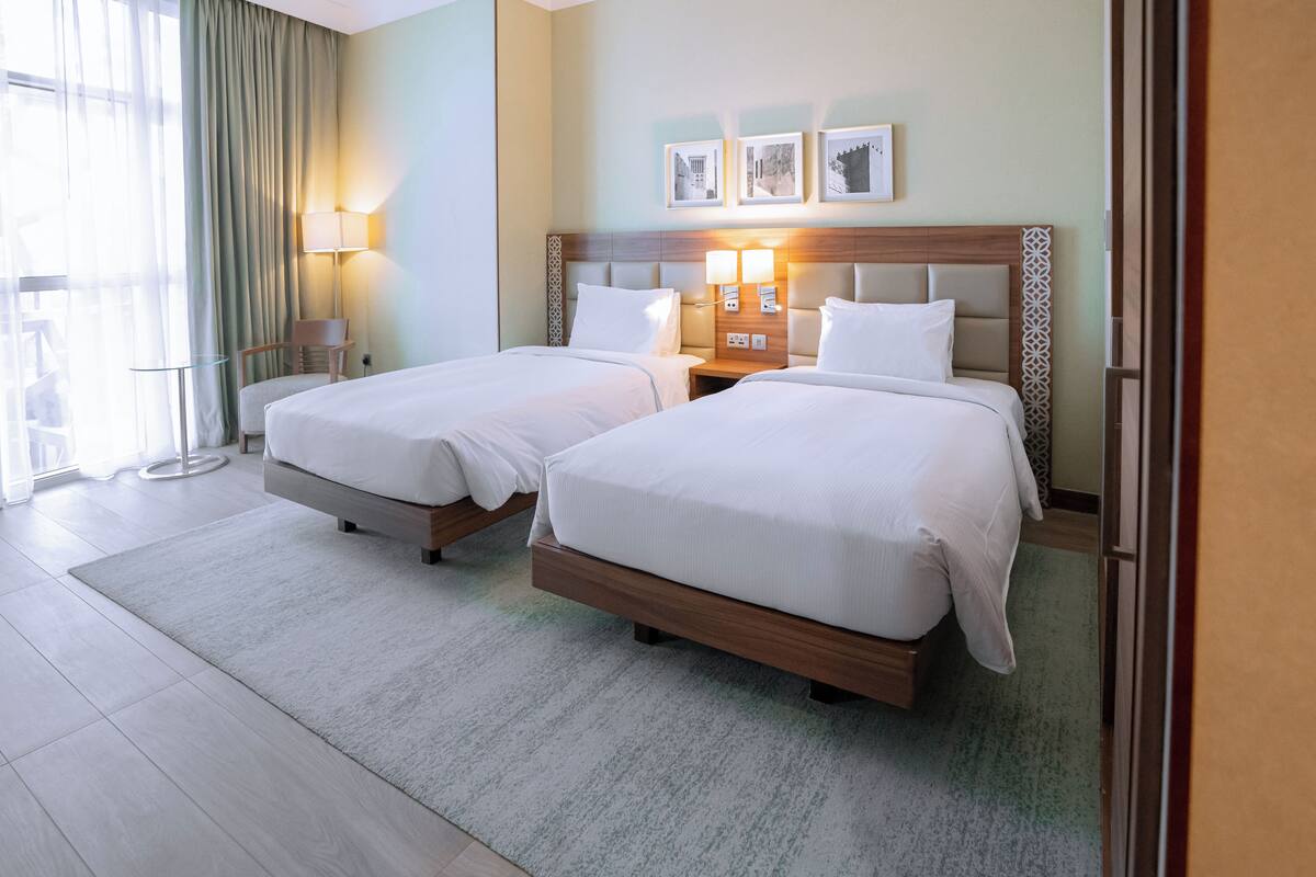 Seprai premium, minibar, brankas, dan meja kerja