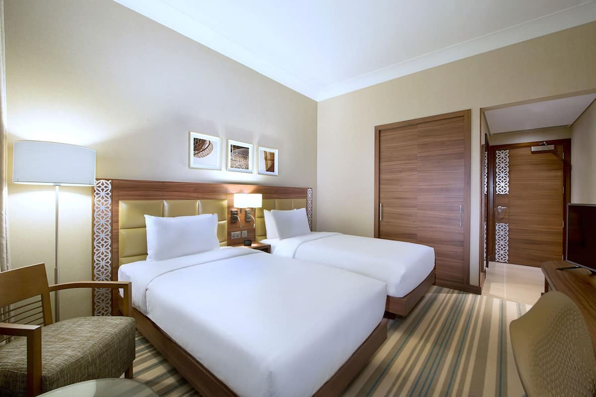 Seprai premium, minibar, brankas, dan meja kerja