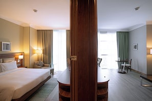 King, Suite, 1 Bedroom | Living area