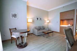 King, Suite, 1 Bedroom | Living area