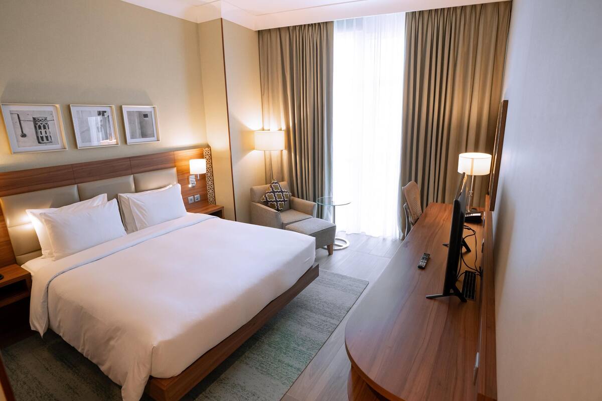 Kamar, 1 Tempat Tidur King | Seprai premium, minibar, brankas, dan meja kerja