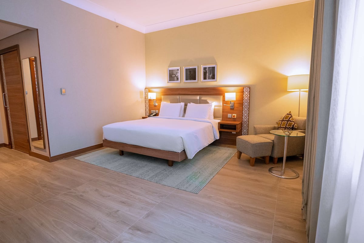 Kamar, 1 Tempat Tidur King, akses difabel | Seprai premium, minibar, brankas, dan meja kerja