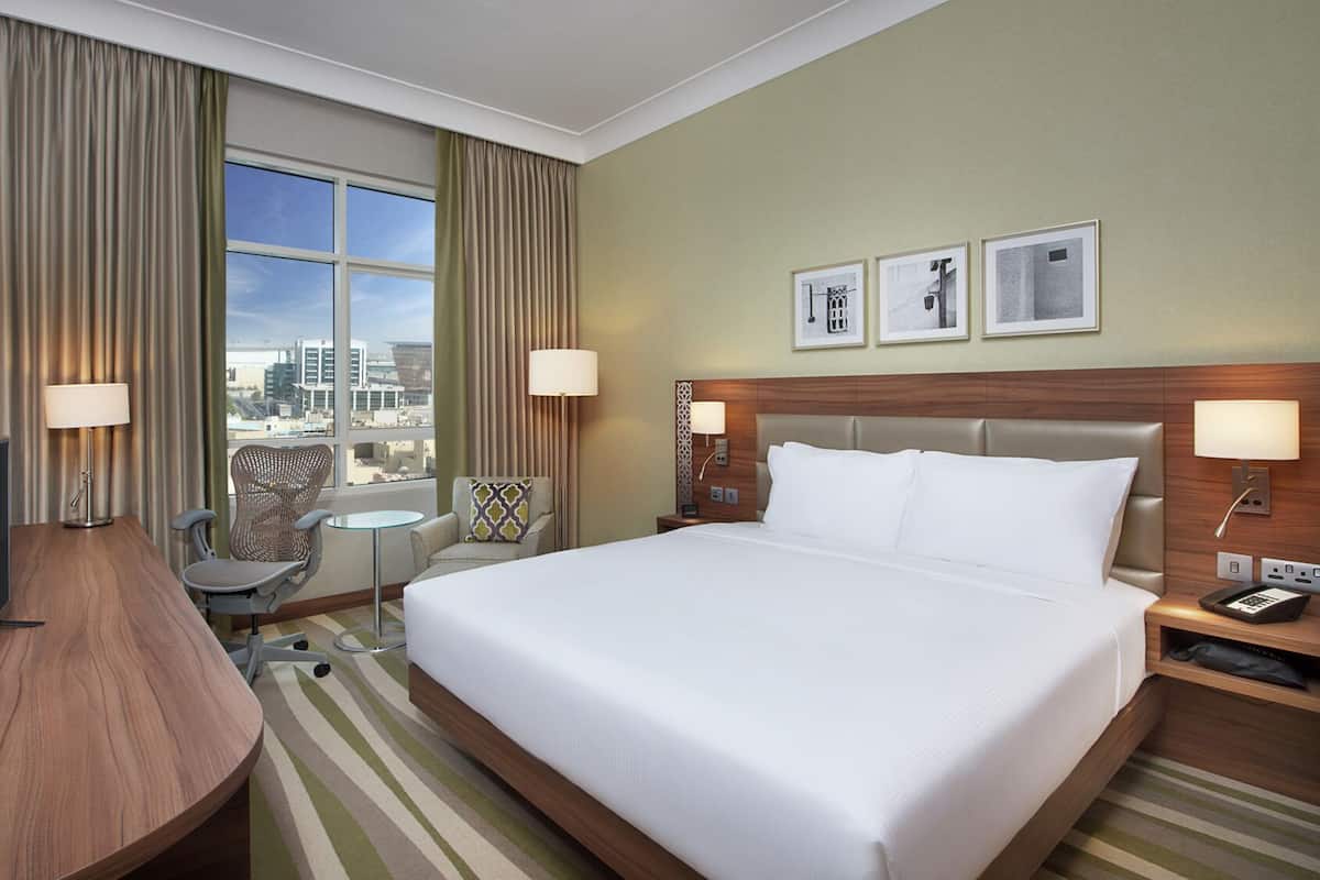 Seprai premium, minibar, brankas, dan meja kerja