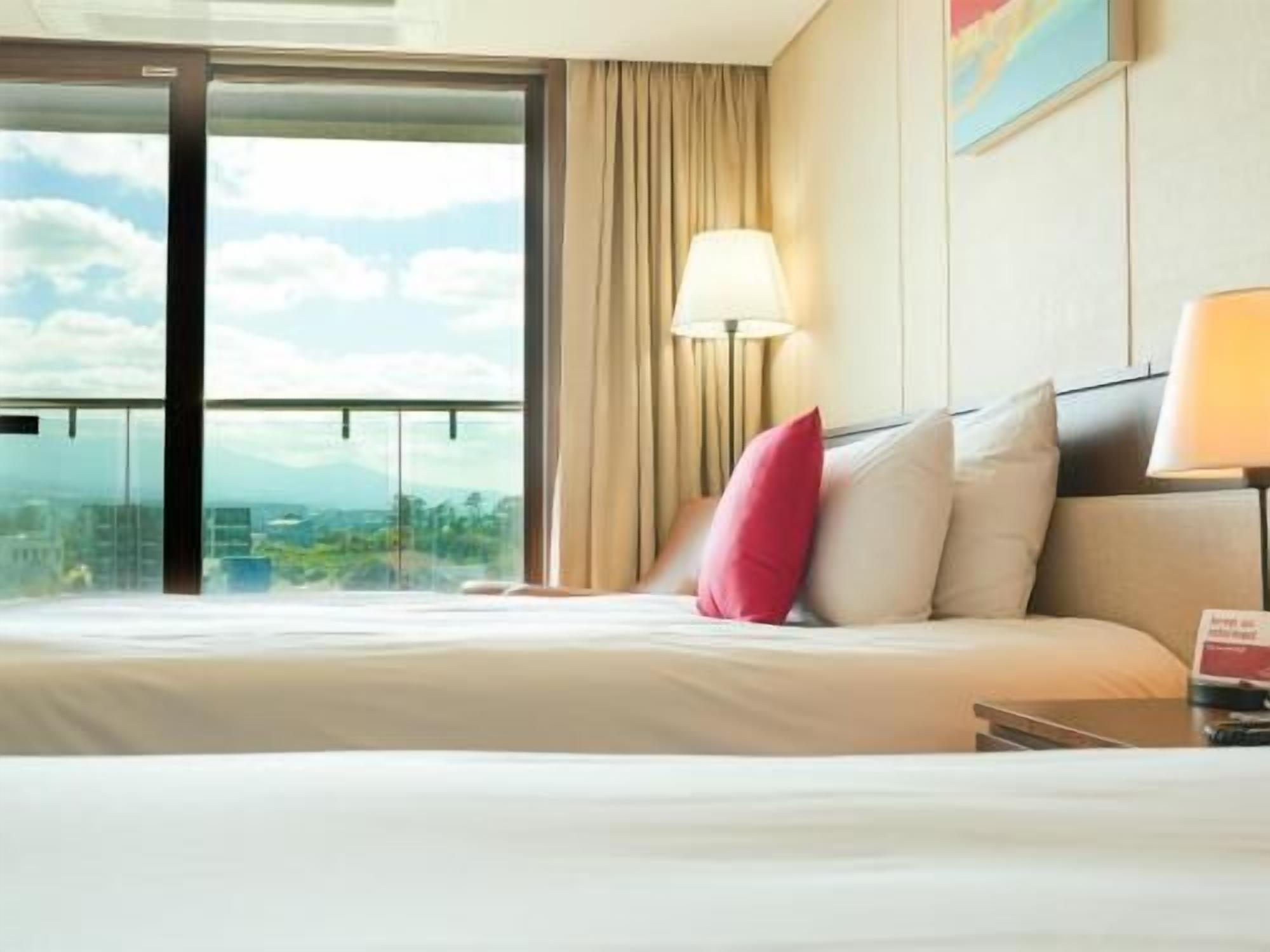 Premium bedding, in-room safe, desk, blackout curtains