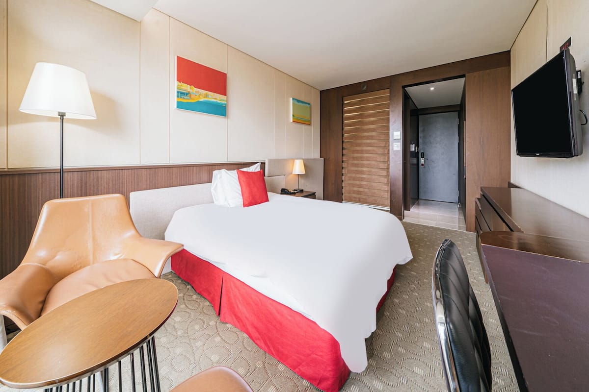 Luxe beddengoed, een kluis op de kamer, een bureau