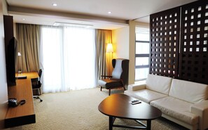 Executive Suite | Premium bedding, in-room safe, desk, blackout drapes - Ramada Jeju Hamdeok (Jeju City)