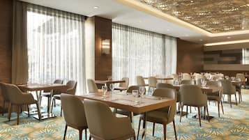 Frühstück, Mittagessen, Abendessen, lokale und internationale Küche