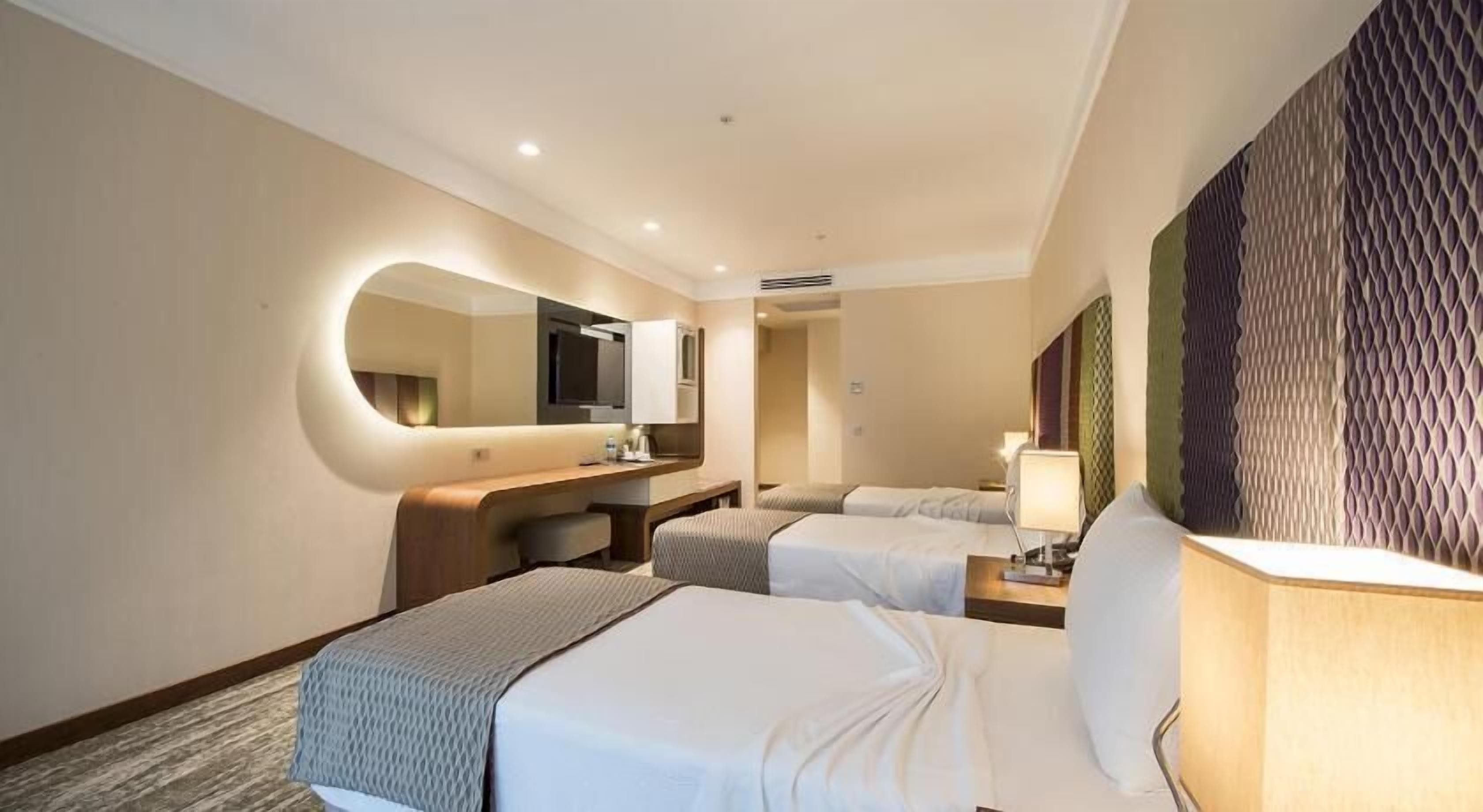 Minibar, caja de seguridad en la habitación y escritorio 