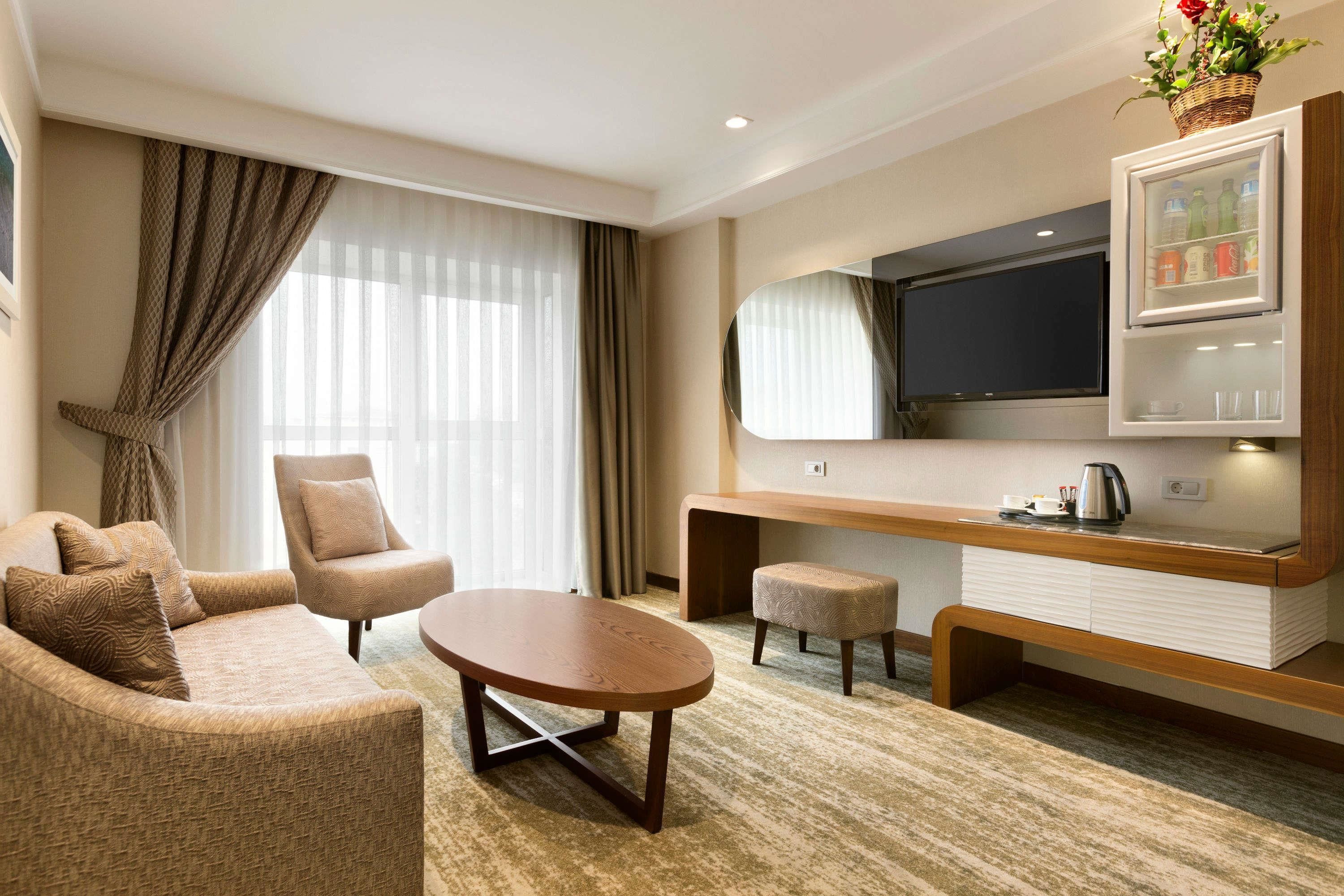 suite, 1 queen bed, refrigerator | minibar, in-room safe, desk, blackout curtains