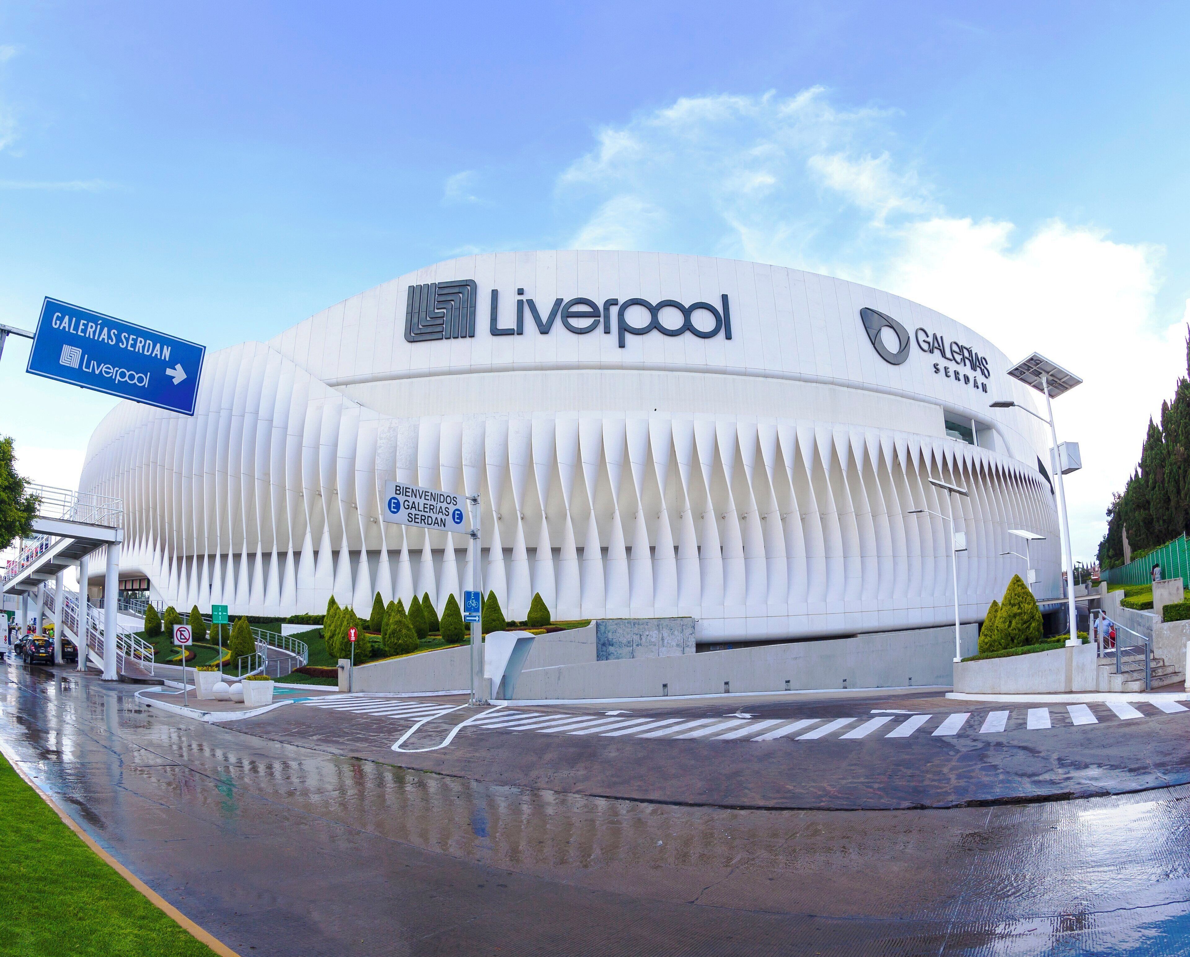 Un bâtiment moderne à la façade incurvée, orné du logo « Liverpool ».