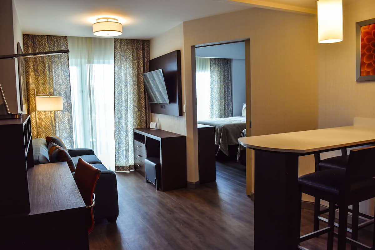 Suite, 1 chambre, cuisine, vue piscine