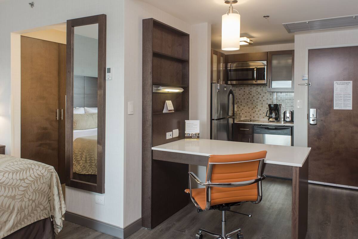 studio suite, kitchen, mountain view | 1 bedroom, in-room safe, desk, blackout curtains