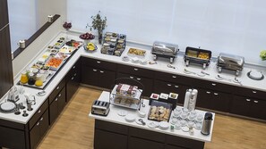 朝食 (コンチネンタル ブレックファスト)、毎日提供 (無料)