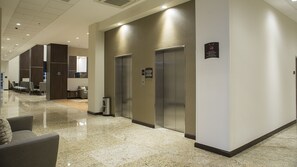 Coin salon dans le hall