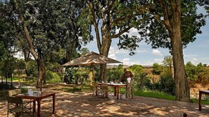 Outdoor dining - Sand River Masai Mara (Masai Mara)