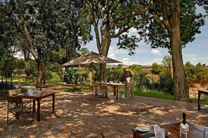 Outdoor dining - Sand River Masai Mara (Masai Mara)